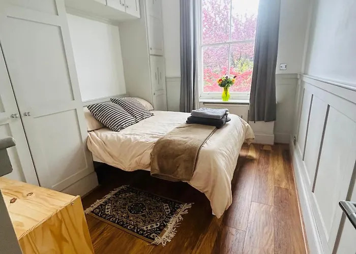 Stunning Holland Park- Sleeps 6